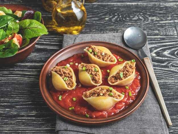 Легкий салат с фаршем и свежими овощами