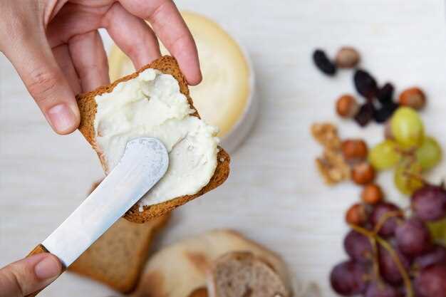 Энергетическая ценность этого продукта составляет 232 калории, из них на долю жиров приходится 23 грамма, из которых насыщенных — 15 г. Белки отсутствуют, а углеводов — 7 г, при этом клетчатка в составе не присутствует. Уровень холестерина достигает 61 мг, натрий — 91 мг, а содержание сахара — 5 г.