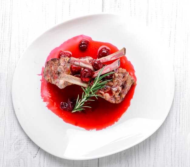 Чтобы добиться более насыщенного вкуса, перед подачей можно посыпать блюдо свежей зеленью или добавить немного специях по вкусу, например, розмарин или тимьян. Также важно помнить, что продолжительное тушение в духовке способствует тому, что мясо становится невероятно мягким, а вкусовые качества – более насыщенными. Для удобства приготовления рекомендуется использовать жаропрочную глубокую сковороду или кастрюлю, которая плотно закрывается крышкой, либо жаропрочную форму, накрытую фольгой.