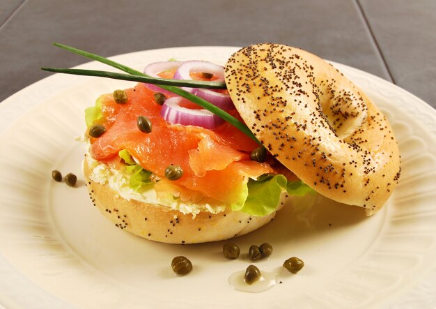 Создание вкусного крем-чиза и сборка сэндвича