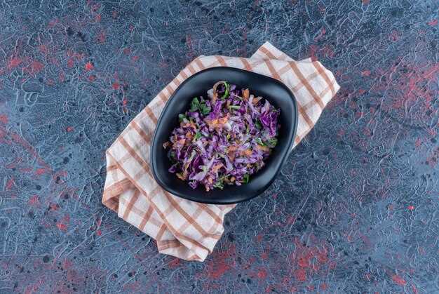 Салат с капустой, морковью и кунжутным маслом