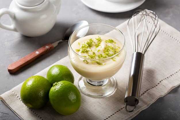 Для достижения наиболее насыщенного вкуса рекомендуется использовать свежие лаймы и охлажденное сливочное масло, что делает курд более гладким и ароматным. После приготовления его рекомендуется оставить в холодильнике минимум на 1-2 часа перед подачей, чтобы он хорошо застывал и развил свой вкус. Также можно украсить готовый лаймовый курд свежими ягодами, мятой или тонкими ломтиками лайма для дополнительного украшения.