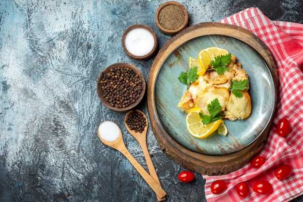 Куриные роллы с овощами и соусами