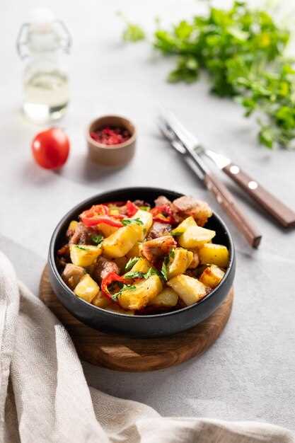 Жареные сосиски с картофельными дольками и овощами