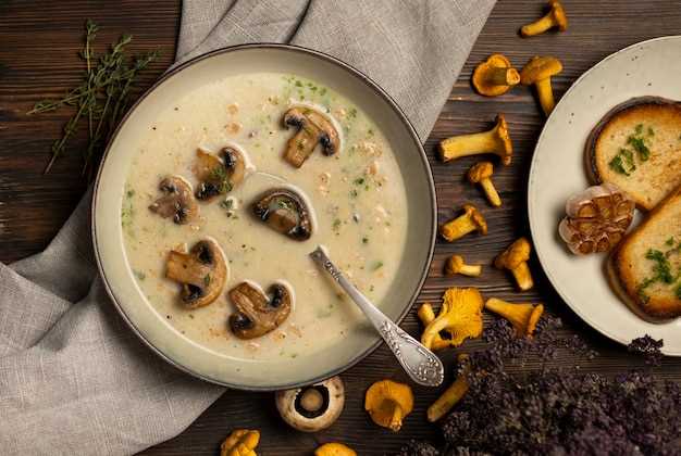 Тушеные лисички с луком и травами: быстрый и насыщенный вкус