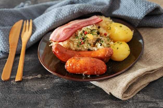 Пицца с колбасой и грибами