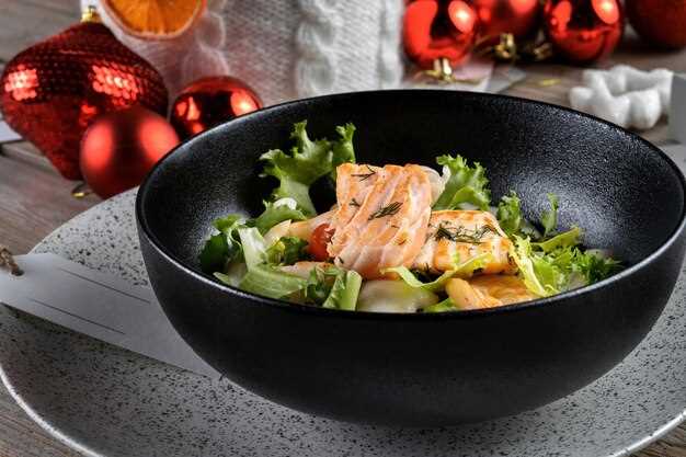 Салат с красной рыбой, огурцами и сливочным сыром