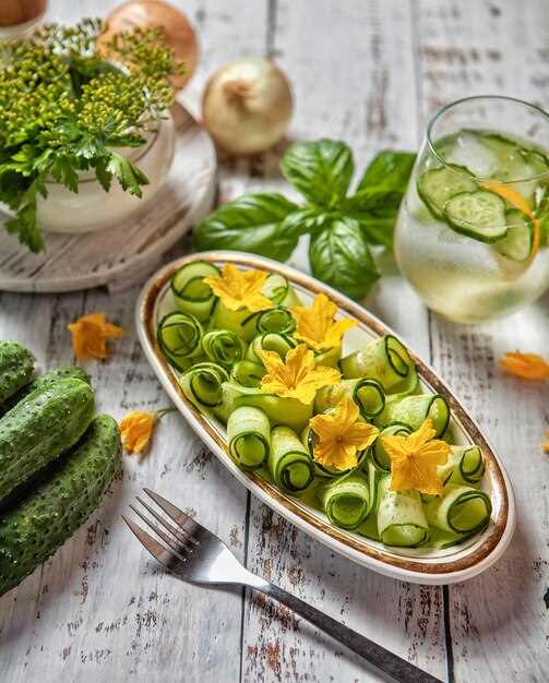 Пикантный рецепт салата с морепродуктами и маринованными огурцами