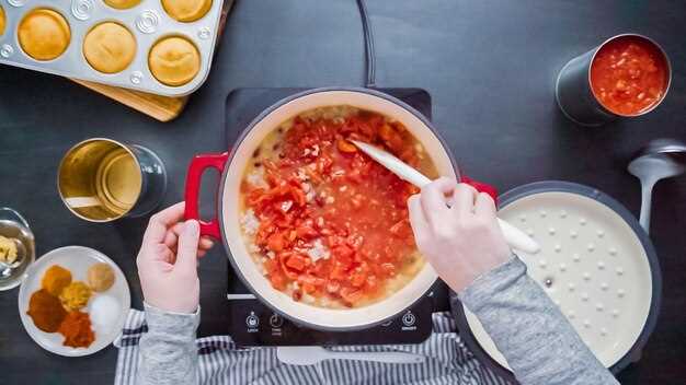 Приготовление базового томатного соуса с луком и чесноком