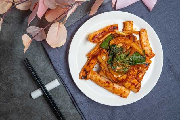 Обжаренный токпокки с овощами и яйцом