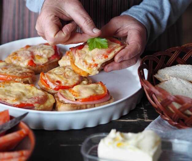 Выпечка с колбасным сыром и помидорами