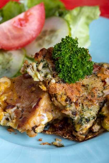 Для получения насыщенного вкуса соуса рекомендуется заранее натереть сыр на мелкую терку и растопить его на небольшом огне, добавляя немного сливок или молока для гладкой консистенции. Важно тщательно проваривать бекон или засушенные колбасы, чтобы они не пересушились и сохранили свою структуру. Используйте свежие овощи, предварительно бланшировав их в кипятке, чтобы сохранить яркий цвет и текстуру.