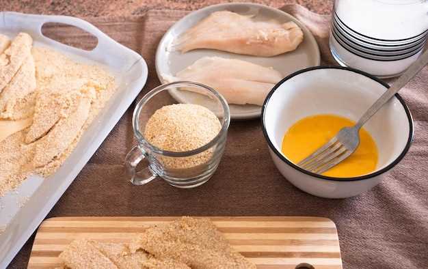 Преобразите обычное куриное мясо в изысканное блюдо, приготовленное с помощью ароматного маринада с индийскими специями. Этот рецепт позволяет не только запечь курицу в тот же день, но и заморозить её вместе с маринадом, чтобы иметь готовую вкуснятину в любой момент. Чтобы получить сочное и мягкое мясо, размораживайте курицу в холодильнике на ночь.