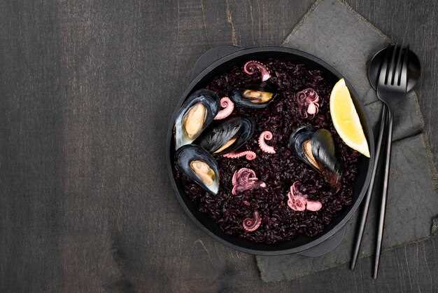 Для достижения наилучшего вкуса и текстуры рекомендуется использовать толстостенную сковороду для паэльи, которая обеспечивает равномерное распределение тепла и способствует образованию характерной золотистой корочки внизу. Перед приготовлением риса рекомендуется промыть его холодной водой, чтобы удалить излишний крахмал, что поможет сохранить рис рассыпчатым.