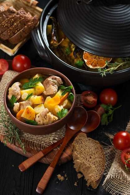 Пошаговый процесс приготовления картошки с мясом в горшочках