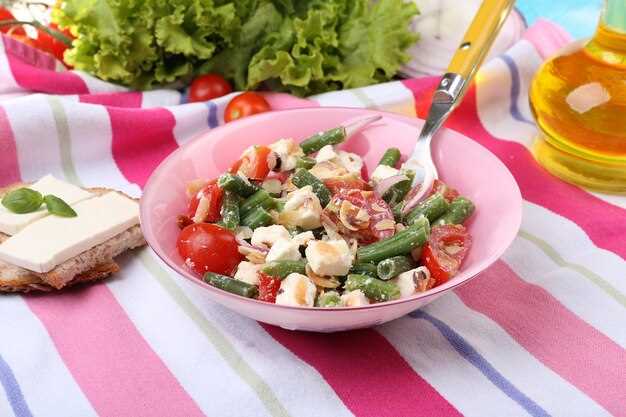 Тёплый салат с кальмарами, шпинатом и соусом песто