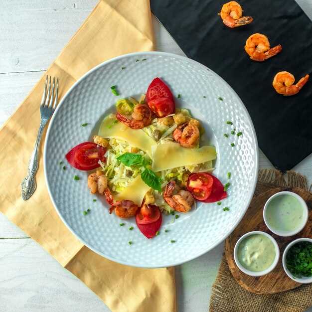 Креветочный салат с овощами и зеленью