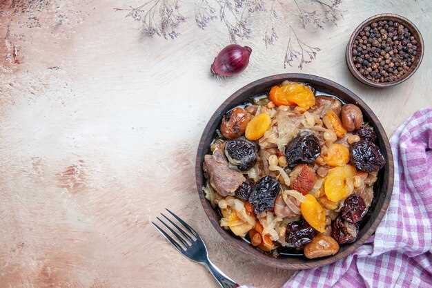 Подготовка мяса и чернослива для запекания