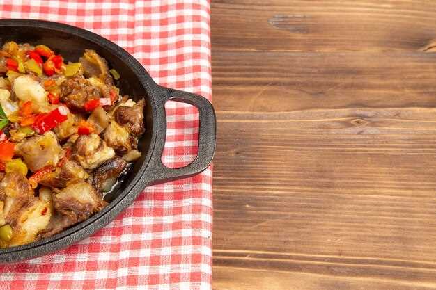 Сэндвич с говяжьей грудинкой, копчёной моцареллой и салатом из красной капусты