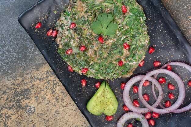 Дополнительная информация: Для более насыщенного аромата и вкуса рекомендуется обжарить специи «Гарам масала» на сухой сковороде в течение нескольких минут до появления запаха, после чего измельчить их в порошок. Это значительно усилит их аромат и придаст блюду более глубокий вкус. Также, при добавлении шпината важно убедиться, что он полностью разморожен и отжат от излишней влаги, чтобы блюдо не получилось водянистым. Время тушения обычно составляет около 10-15 минут, чтобы вкусы хорошо пропитались, а панира приобрёл дополнительную мягкую текстуру. Такой рецепт отлично сочетается с свежим горячим рисом или плоским хлебом типа наан.