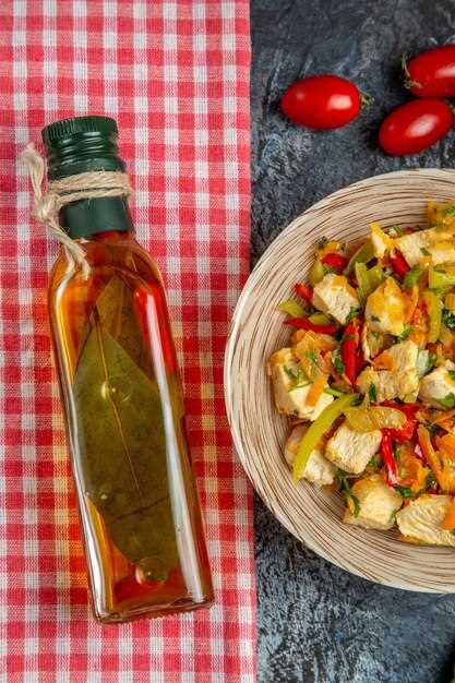 Чтобы усилить аромат и вкус, за несколько минут до добавления в салат можно оставить смесь при комнатной температуре, избегая длительного контакта с теплом, чтобы не потерять свежесть и вкусовые качества.