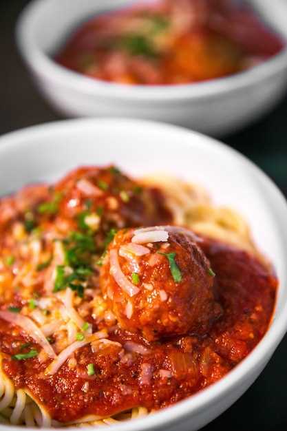 Для более насыщенного вкуса рекомендуется использовать свежие травы и качественные ингредиенты. Перед приготовлением разделите колбаски на куски и удалите оболочку для равномерного распределения по блюду. В процессе варки не забудьте периодически помешивать, чтобы равномерно прогревать ингредиенты и предотвратить пригорание. После завершения приготовления оставьте блюдо настояться около 5 минут для раскрытия ароматов. Подавайте со свежими травами, дополнительным пармезаном и хорошо сочетающимся белым вином или прохладным соком.
