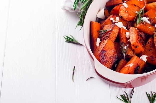 Для усиления вкуса можно добавить немного бальзамического уксуса или меда при подаче. Свежая зелень придаст блюду свежести и яркости, а также обогатит витаминами и микроэлементами. Использование оливкового масла поможет подчеркнуть натуральный вкус свеклы и сделает блюдо более насыщенным и полезным.