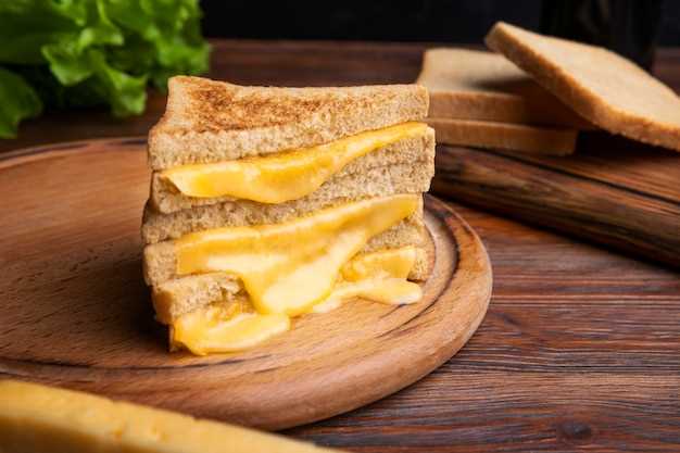 Мягкие брецели с сырным и горчичным соусами
